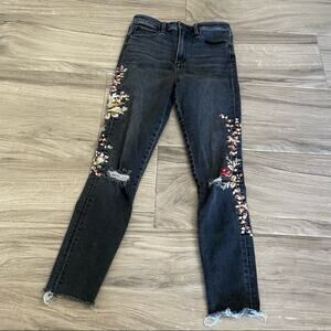 Abercrombie & Fitch black floral embroidered cropped pants size 26 or 2R.